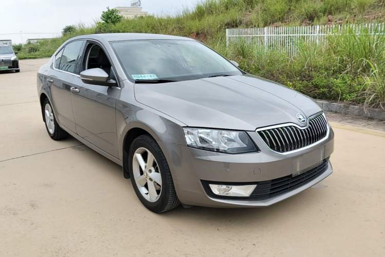 Used Skoda Octavia 2015 1.6L Automatic Yijie Edition Front Right 45 Deg