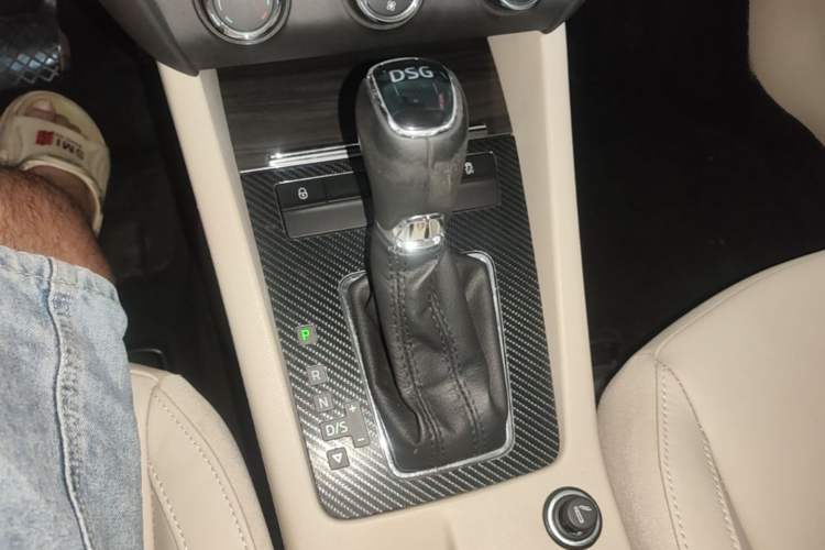 Used Skoda Octavia 2015 1.4TSI DSG Yijun Edition Gear Lever