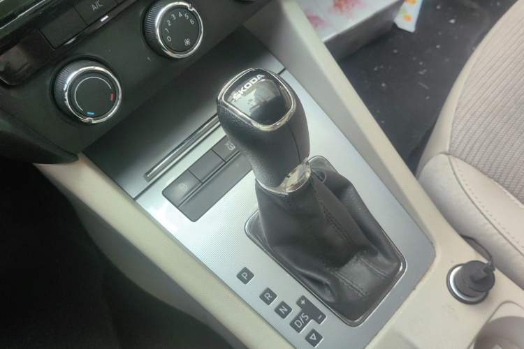 Used Skoda Octavia 2015 1.6L Automatic Yijie Edition Gear Lever