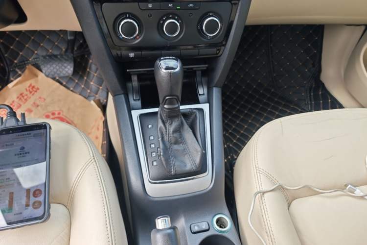 Used Skoda Octavia 2015 Classic Model 1.6L Automatic Yijie Version Gear Lever