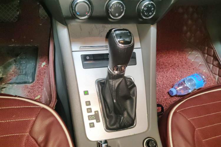 Used Skoda Octavia 2015 1.6L Automatic Yijie Edition Gear Lever