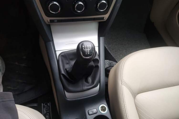 Used Skoda Octavia 2015 Classic Model 1.6L Manual Yijie Edition Gear Lever