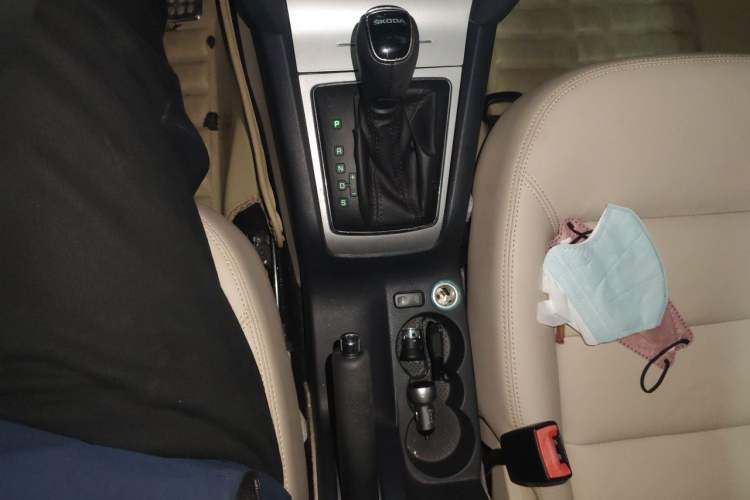 Used Skoda Octavia 2015 Classic Model 1.6L Automatic Yijie Version Gear Lever