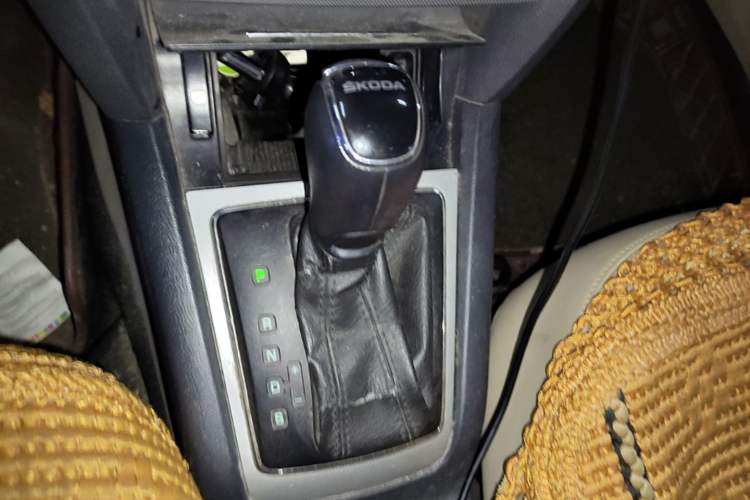 Used Skoda Octavia 2015 Classic Model 1.6L Automatic Yijie Version Gear Lever