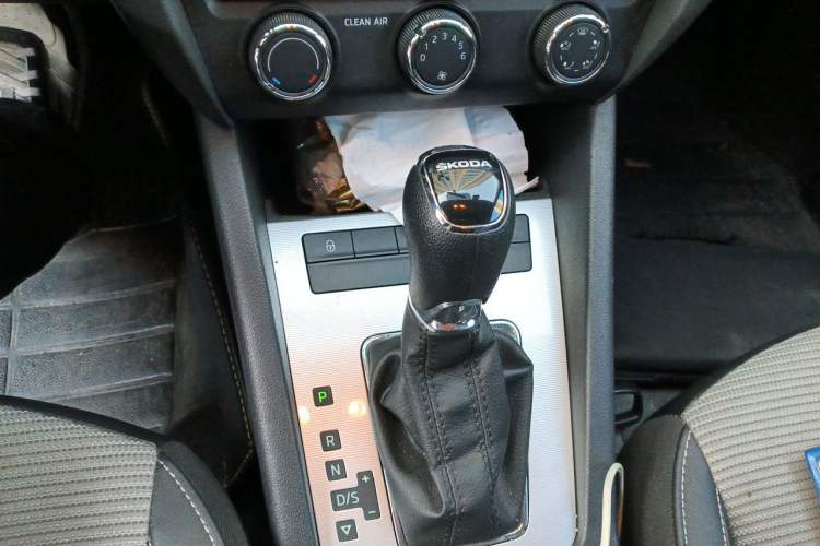 Used Skoda Octavia 2015 1.6L Automatic Yijie Edition Gear Lever