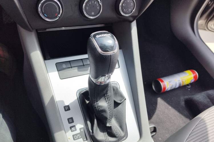 Used Skoda Octavia 2015 1.6L Automatic Yijie Edition Gear Lever