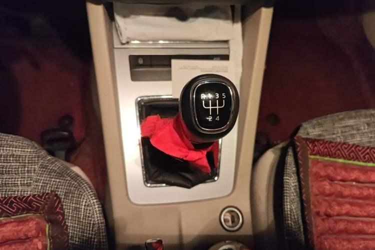 Used Skoda Octavia 2015 1.6L Manual Yijie Edition Gear Lever