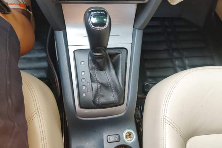 Used Skoda Octavia 2015 Classic Model 1.6L Automatic Yijie Version Gear Lever