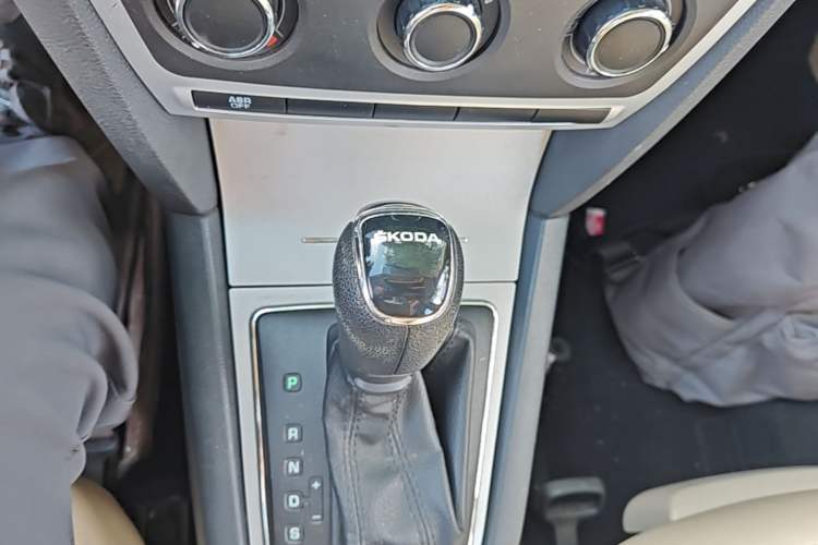 Used Skoda Octavia 2015 Classic Model 1.6L Automatic Yijie Version Gear Lever
