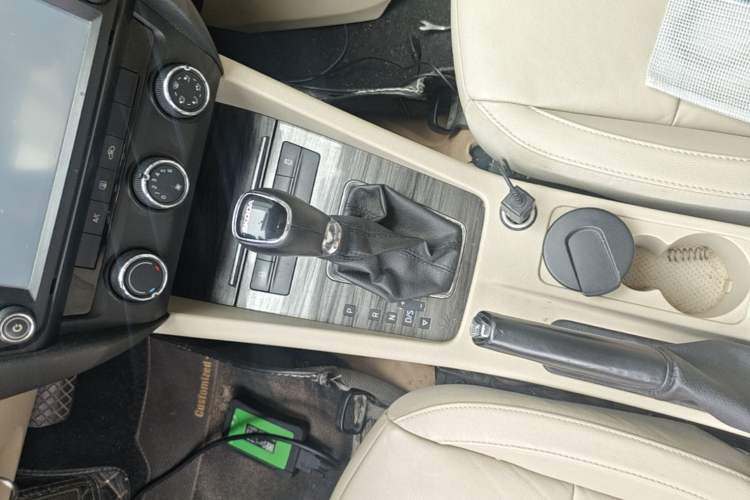 Used Skoda Octavia 2015 1.6L Automatic Yijun Edition Gear Lever