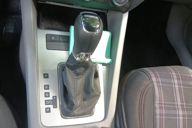 Used Skoda Octavia 2015 1.6L Automatic Yijie Edition Gear Lever