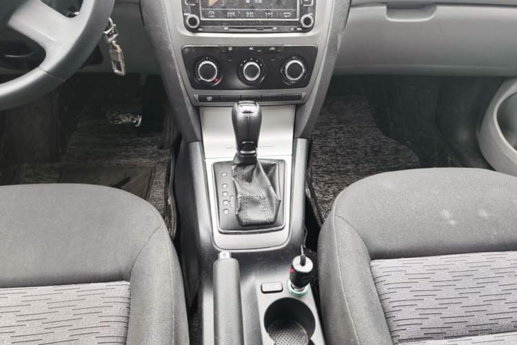 Used Skoda Octavia 2015 Classic Model 1.6L Automatic Elegance Edition Gear Lever