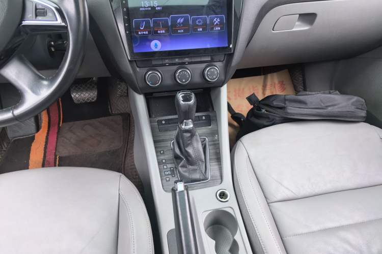 Used Skoda Octavia 2015 1.6L Automatic Yijun Edition Gear Lever