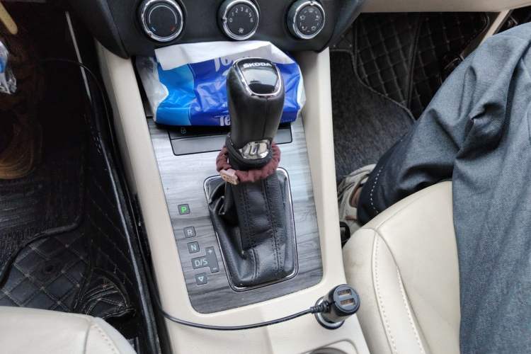 Used Skoda Octavia 2015 1.6L Automatic Yijun Edition Gear Lever