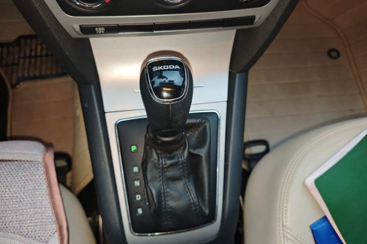 Used Skoda Octavia 2015 Classic Model 1.6L Automatic Yijie Version Gear Lever