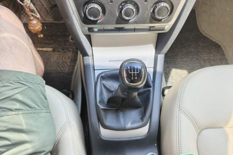 Used Skoda Octavia 2015 Classic Model 1.6L Manual Yijie Edition Gear Lever