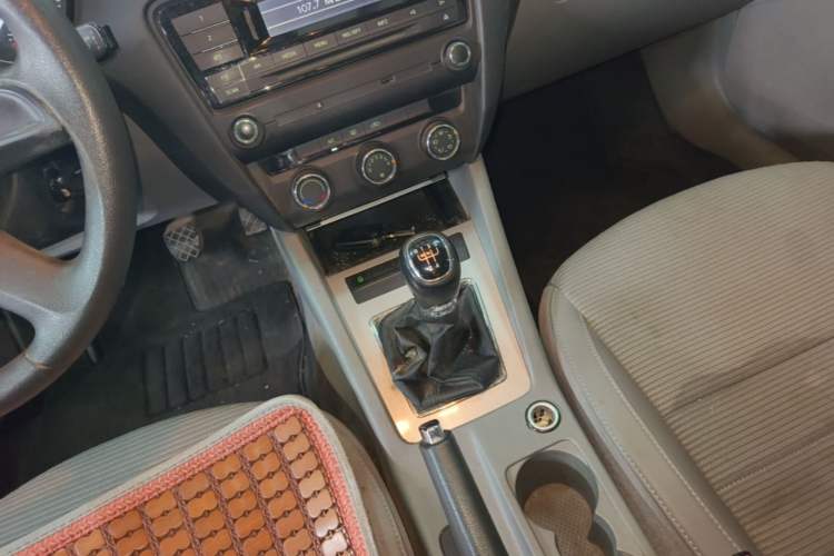 Used Skoda Octavia 2015 1.6L Manual Yijie Edition Gear Lever