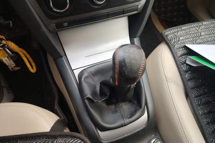 Used Skoda Octavia 2015 Classic Model 1.6L Manual Yijie Edition Gear Lever