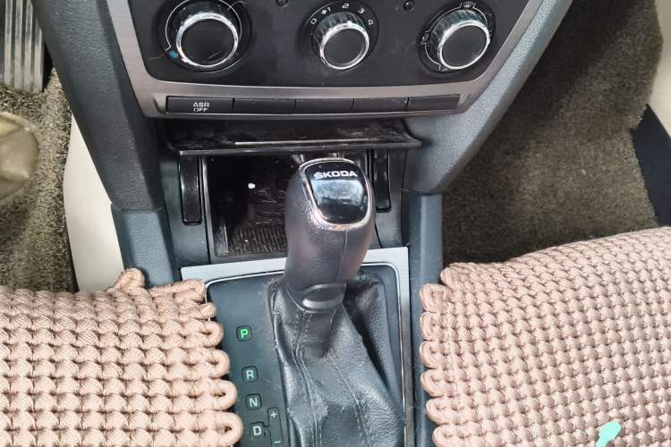 Used Skoda Octavia 2015 Classic Model 1.6L Automatic Yijie Version Gear Lever