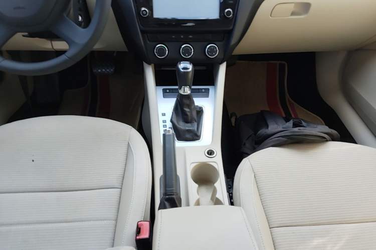 Used Skoda Octavia 2015 1.6L Automatic Yijie Edition Gear Lever
