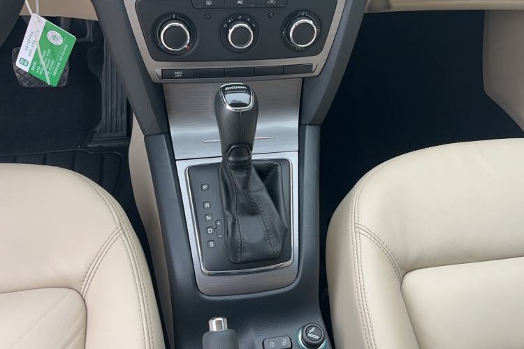 Used Skoda Octavia 2015 Classic Model 1.6L Automatic Yijie Version Gear Lever