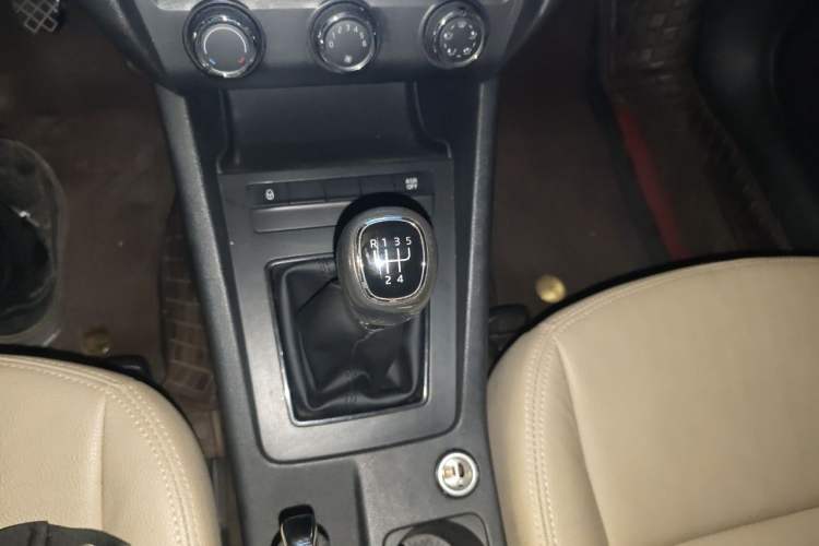 Used Skoda Octavia 2015 1.6L Manual Eado Edition Gear Lever