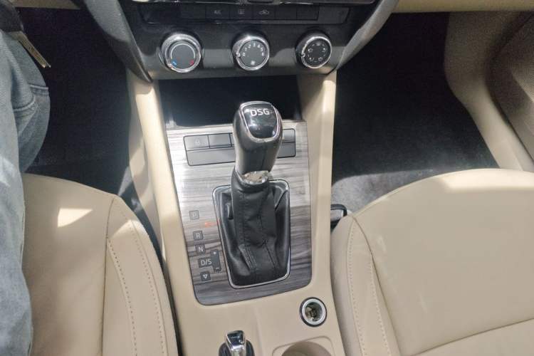 Used Skoda Octavia 2015 1.4TSI DSG Yijun Edition Gear Lever