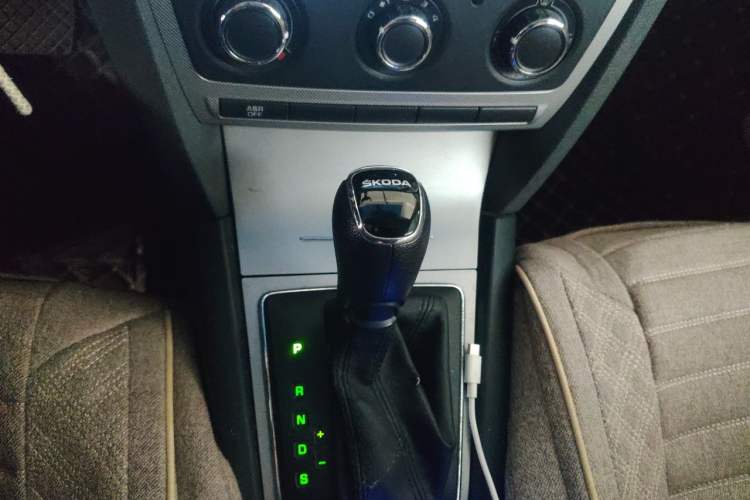 Used Skoda Octavia 2015 Classic Model 1.6L Automatic Yijie Version Gear Lever