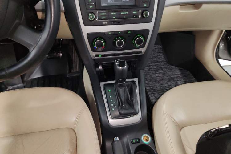 Used Skoda Octavia 2015 Classic Model 1.6L Automatic Elegance Edition Gear Lever