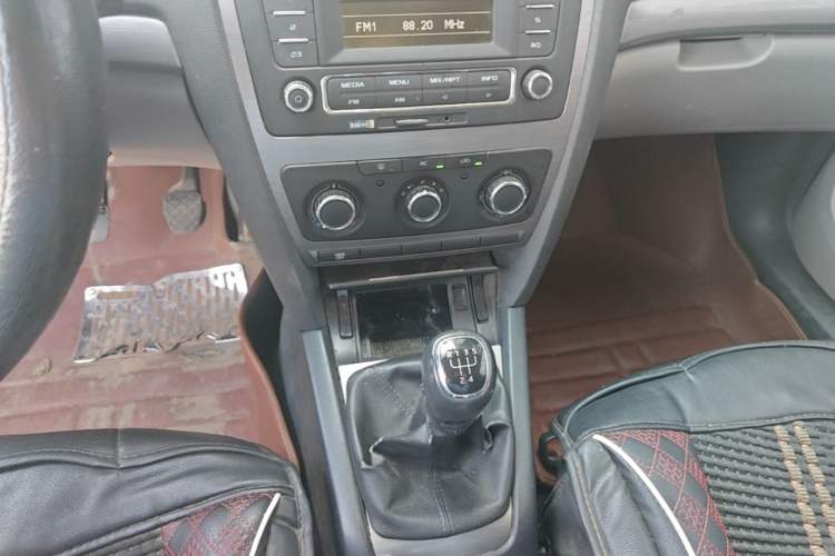 Used Skoda Octavia 2015 Classic Model 1.6L Manual Yijie Edition Gear Lever