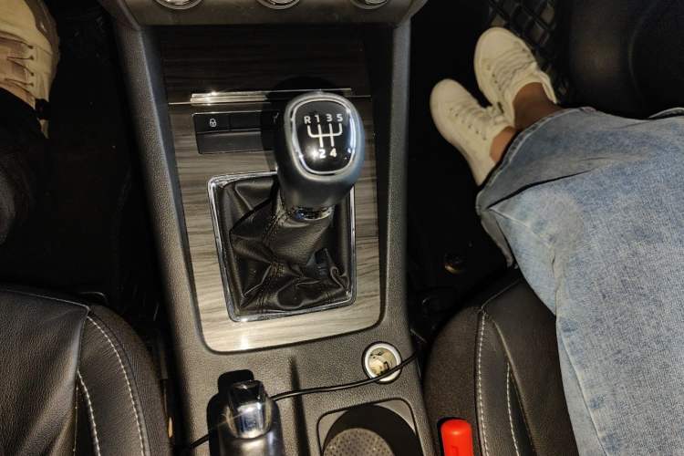 Used Skoda Octavia 2015 1.6L Manual Yijun Edition Gear Lever