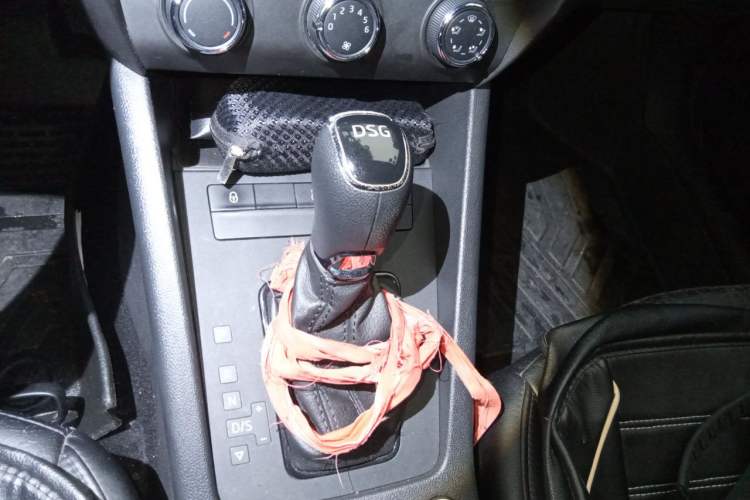 Used Skoda Octavia 2015 1.4TSI DSG Eado Edition Gear Lever