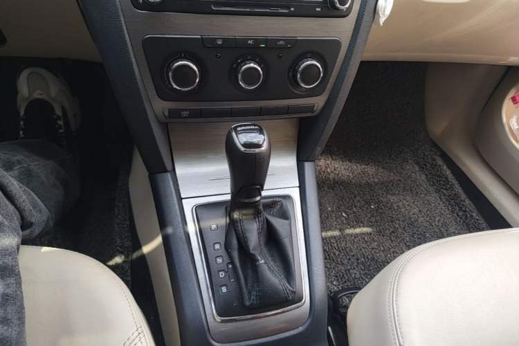 Used Skoda Octavia 2015 Classic Model 1.6L Automatic Yijie Version Gear Lever