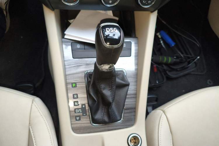 Used Skoda Octavia 2015 1.4TSI DSG Yijun Edition Gear Lever