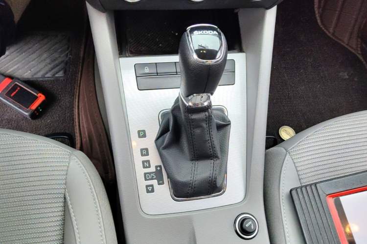 Used Skoda Octavia 2015 1.6L Automatic Yijie Edition Gear Lever