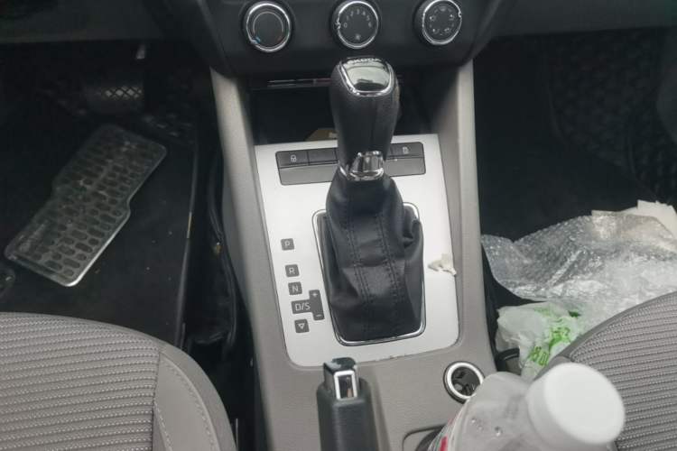 Used Skoda Octavia 2015 1.6L Automatic Yijie Edition Gear Lever