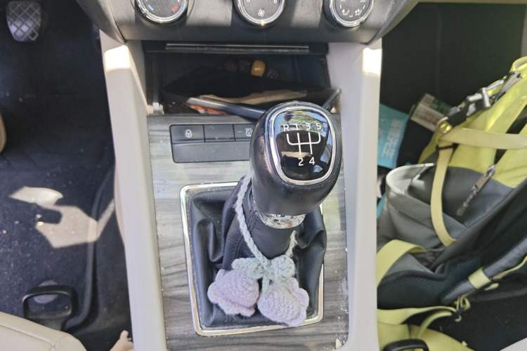 Used Skoda Octavia 2015 1.6L Manual Yijun Edition Gear Lever