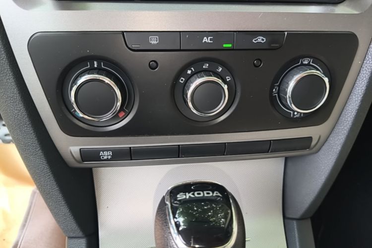 Used Skoda Octavia 2015 Classic Model 1.6L Automatic Yijie Version Gear Lever