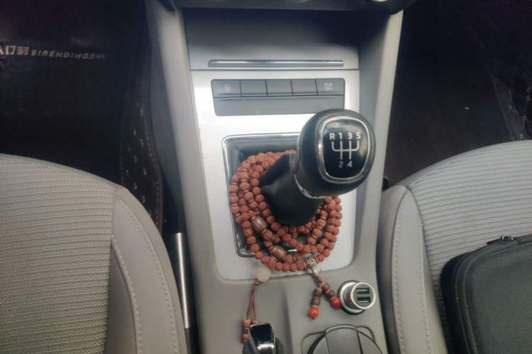 Used Skoda Octavia 2015 1.6L Manual Yijie Edition Gear Lever