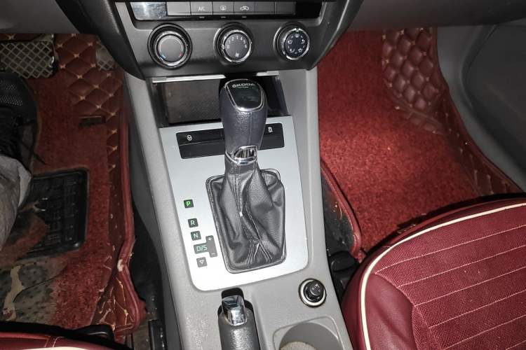 Used Skoda Octavia 2015 1.6L Automatic Yijie Edition Gear Lever