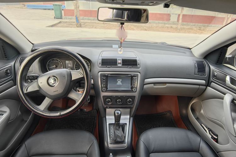 Used Skoda Octavia 2015 Classic Model 1.6L Automatic Elegance Edition Interior 1