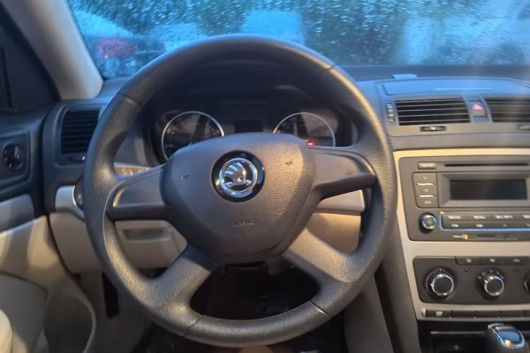 Used Skoda Octavia 2015 Classic Model 1.6L Automatic Yijie Version Interior 2