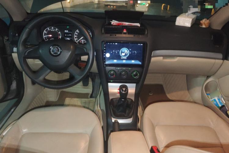 Used Skoda Octavia 2015 Classic Model 1.6L Manual Yijie Edition Interior 2