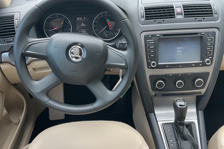 Used Skoda Octavia 2015 Classic Model 1.6L Automatic Yijie Version Interior 2