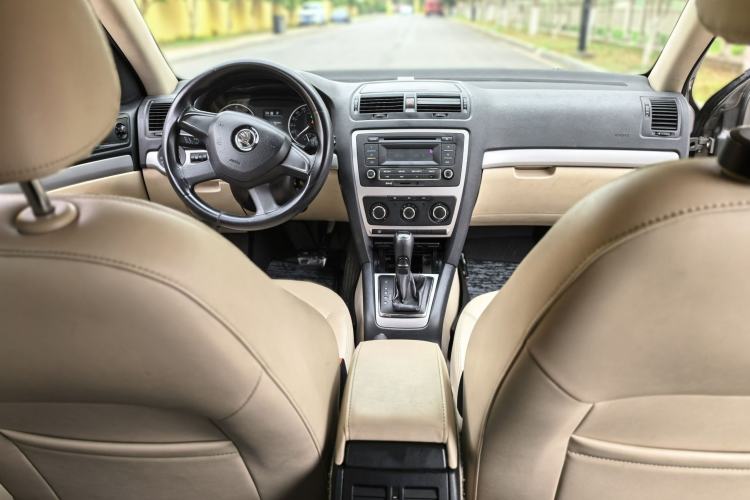 Used Skoda Octavia 2015 Classic Model 1.6L Automatic Elegance Edition Interior 2