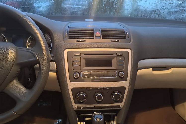 Used Skoda Octavia 2015 Classic Model 1.6L Automatic Yijie Version Interior 3