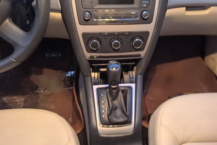 Used Skoda Octavia 2015 Classic Model 1.6L Automatic Yijie Version Interior 4