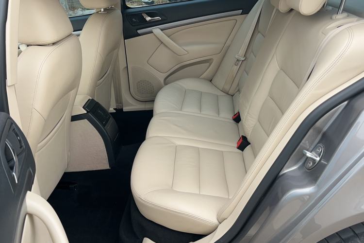 Used Skoda Octavia 2015 Classic Model 1.6L Automatic Yijie Version Interior 4