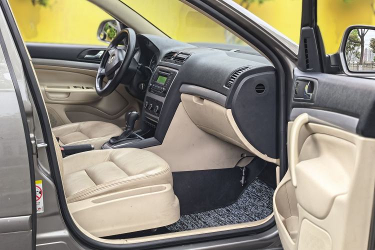 Used Skoda Octavia 2015 Classic Model 1.6L Automatic Elegance Edition Interior 5