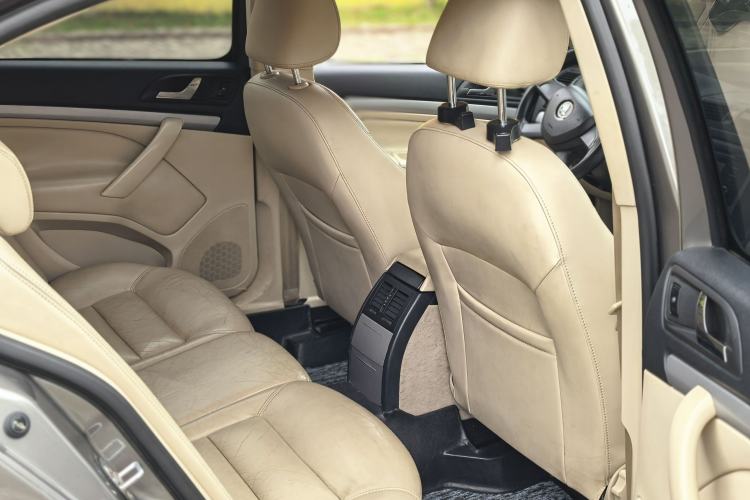 Used Skoda Octavia 2015 Classic Model 1.6L Automatic Elegance Edition Interior 6